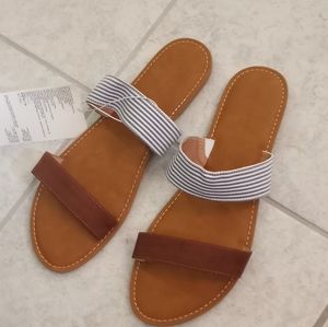 Amazon Essentials Women's 2 Band Flat Sandal Size 11